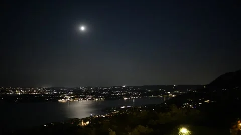 Full moon over Lake Garda, Italy at night. 库存影片 346182910