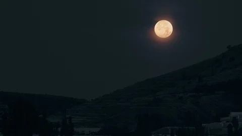 Full moon over the mountain at night Vidéo 126883747