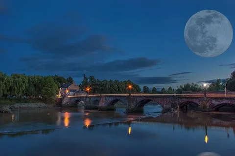 Full moon over the Old Dee Bridge in Chester, UK Stockfoto's