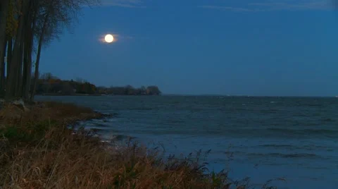 Full moon over water, Canada Stockbeeldmateriaal 53059545