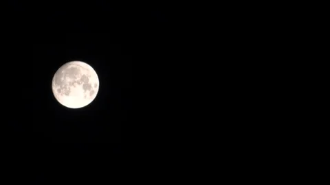 Full moon passing through sky left to right 4K Stockbeeldmateriaal 86022591