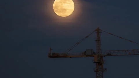 Full moon raising over construction tower crane Vídeo Stock 208953364