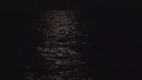 Full moon reflected on the waves Stock-Footage 151897796