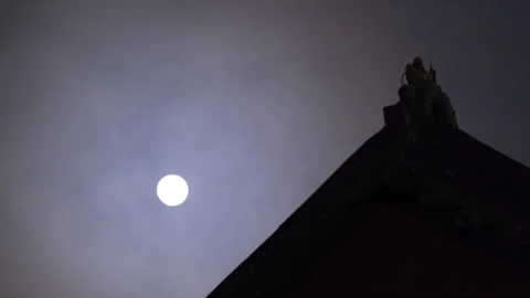 The full moon rises above the ancient Chinese architecture Video stock 304563097