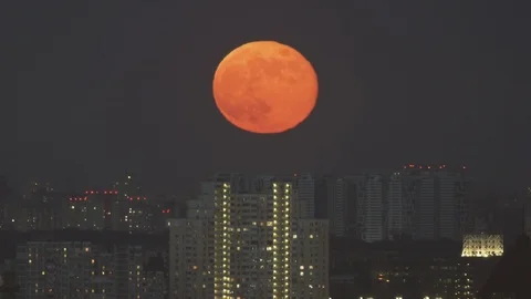 A full moon rises over the night city Video stock 108404272
