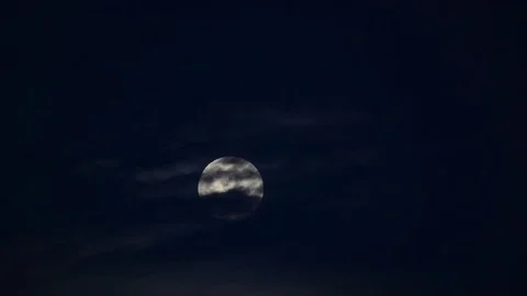 Full Moon Rising Behind Dark Clouds - Beautiful Real Time Vídeo Stock 85302197