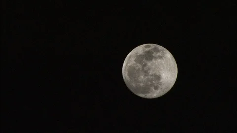 Full moon rising in close up 스톡 동영상 87788831