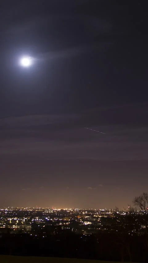 Full Moon Rising in Night Sky Time Lapse – Moody social Media Background Vídeo Stock 328667859