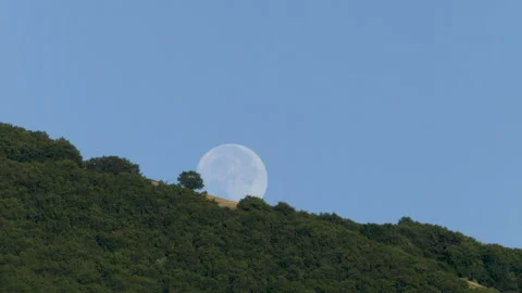 Full moon rising in time lapse 스톡 동영상 241673747