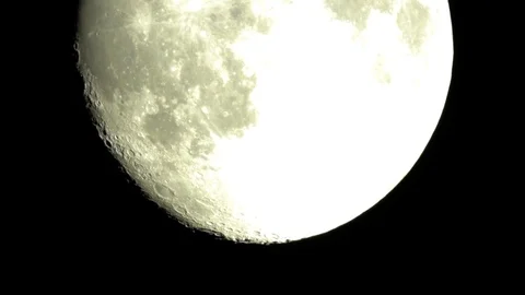 Full moon seen through a telescope, which increases more Vídeo Stock 91921221