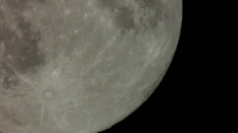 Full moon seen through a telescope, which increases more Vídeo Stock 91921230
