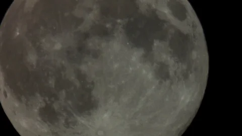 Full moon seen through a telescope, which increases more Vídeo Stock 91921277