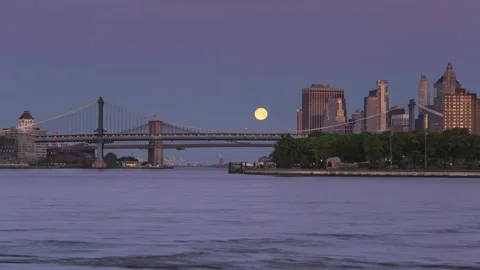 Full moon set over East River during sunrise Stock Footage 170168135