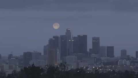 Full Moon Sets behind City Skyline Vidéo 197088105