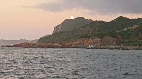Full Moon Setting Behind Coastal Mountain Cliffs 스톡 동영상 314120484