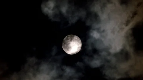Full moon shining in the sky, moving clouds and full moon, Video stock 128328357