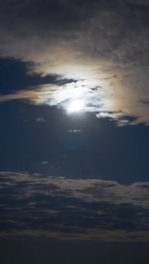 Full moon shining through the clouds Stock-Footage 310538921