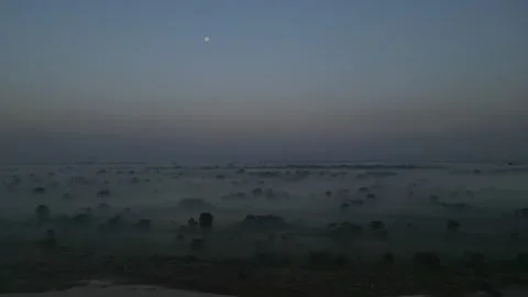 Full moon shining in twilight dawn sky over misty rural countryside landsca.. Vídeo Stock 342919866