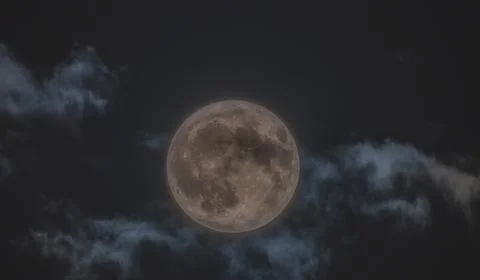 Full moon in the sky among the clouds Foto stock