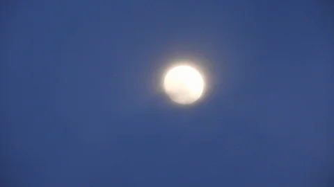 Full moon in the sky with clouds Video stock 124782724