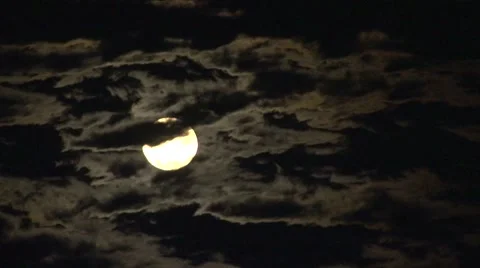Full moon in the sky hides behind clouds. Time lapse. Video stock 55284298