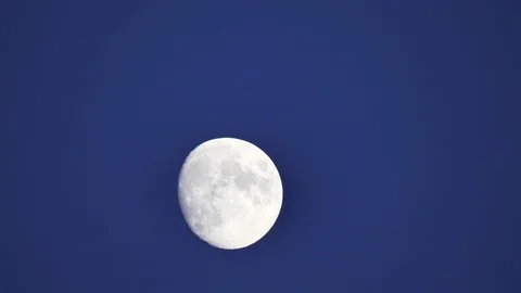 The full moon in sky moves across the horizon. Close-up moon, craters of moon 库存影片 122286481