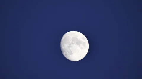 The full moon in sky moves across the horizon. Close-up moon, craters of moon 库存影片 122287187