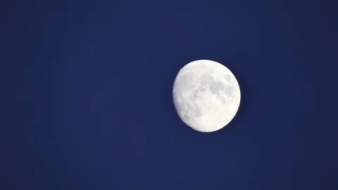 The full moon in sky moves across the horizon. Close-up moon, craters of moon 库存影片 122287738