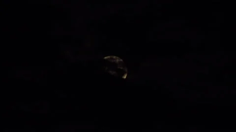 Full moon in the sky time lapse goes behind clouds UK 4K Stockbeeldmateriaal 141168716