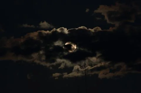 Full moon surrounded by clouds before the eclipse Foto stock