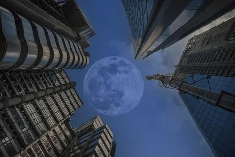 A full moon surrounded by modern office buildings in London, UK Stockfoto's