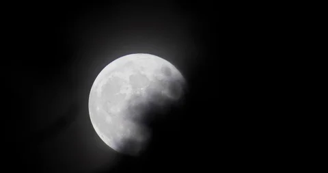 Full moon time lapse with natural fade to black Stock Footage 117851448