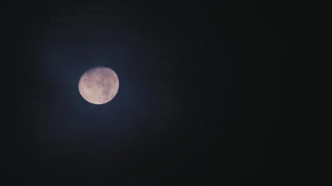 Full Moon in Timelapse Moving Through Clouds. Luna Llena Moviéndose en las Nubes Stock Footage 291674070
