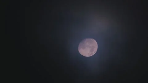 Full Moon in Timelapse Moving Through Clouds. Luna Llena Moviéndose en las Nubes Stock Footage 291674071
