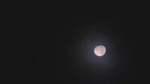 Full Moon in Timelapse Moving Through Clouds. Luna Llena Moviéndose en las Nubes Stock Footage 291674357