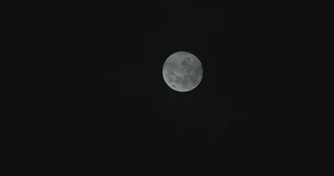 Full moon very close with black clouds passing in front of it, getting dark Vídeos de archivo 328721854