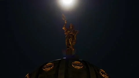 Full moon with view of statue on top French cathedral, Berlin 動画素材 145992995