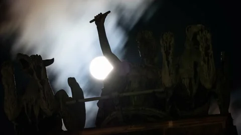 Full moon with view of statue on top the Concert Hall (Konzerthaus) on Vídeo Stock 145994862