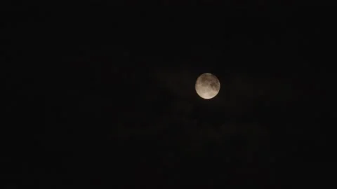 A full moon wandering over the night sky. Vídeo Stock 143301629