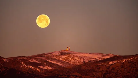 Full Moonset behind Television and radio signal repeater antennas in Madrid  Video stock 168884423