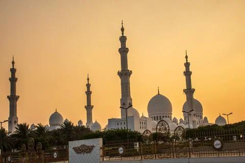 Full outer  view of Sheikh Zayed Grand Mosque in Abu Dhabi Stock Photos