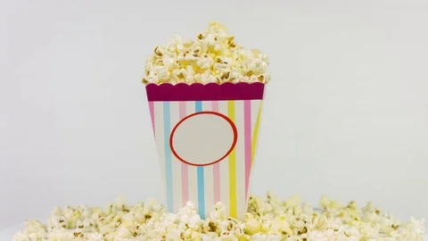 Full popcorn in classic popcorn box rotate on a white background Stock-Footage 76385648