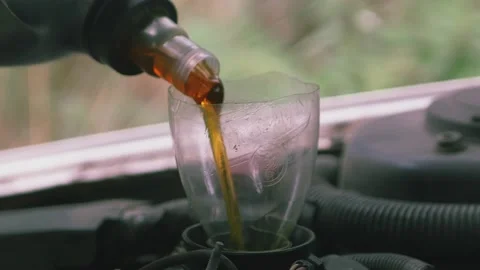 Full pouring oil into the engine 07 slow 스톡 동영상 205532608