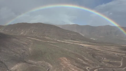 Full rainbow over the volcanic mountains of Jandía in Fuerteventura Видео 346610169