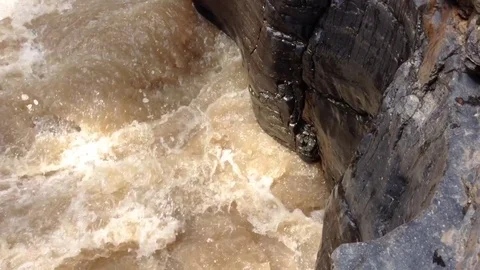 Full river flows in thailand park Video stock 71668632