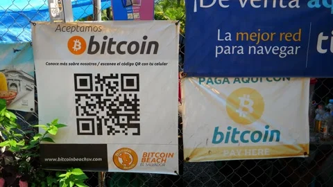 Full shot, signs promoting to pay with bitcoins in El Salvador Mexico. Vidéo 167925866