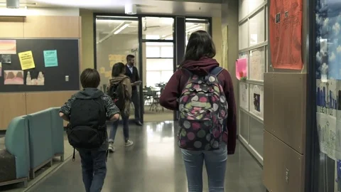 Full shot of students entering classroom 動画素材 73297878