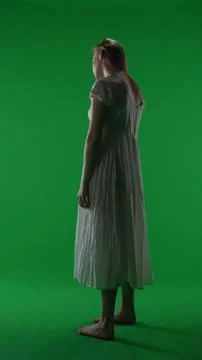 Full-size half turn vertical green screen, chroma key shot of a posessed female Foto stock