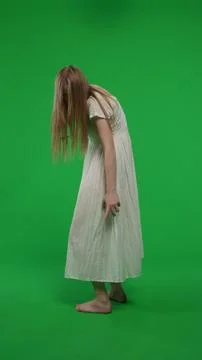 Full-size half turn vertical green screen, chroma key shot of a posessed female Foto stock