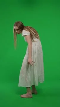 Full-size half turn vertical green screen, chroma key shot of a posessed female Foto stock